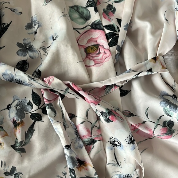 Satin floral lace trimmed robe - Picture 5 of 7